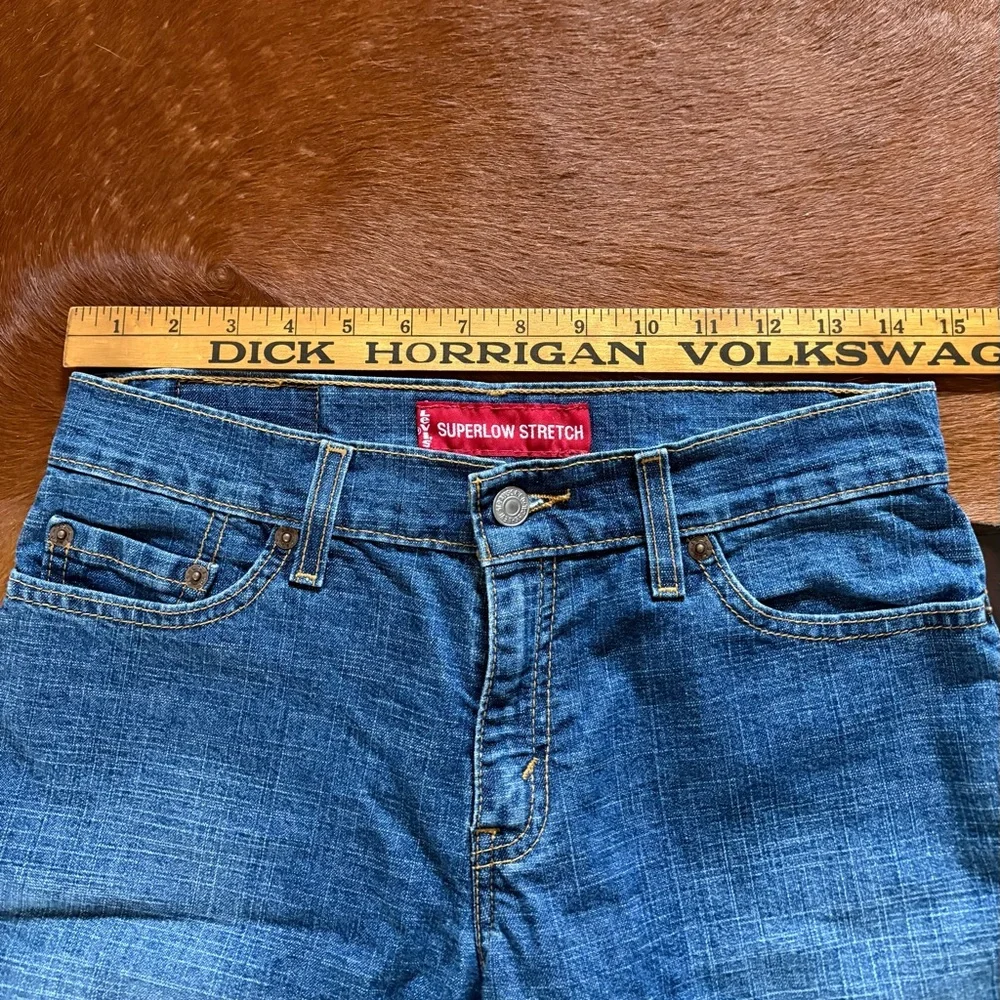 Vintage Y2K Levi's 518 Women's Boot Cut Flared Jeans in Medium Blue Wash - Picture 8 of 12